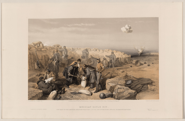 Eine Gruppe von Männern auf einem Schmutzfeld mit einigen, die Gewehre, Steine und einen bewölkten Himmel im Hintergrund halten, mit Text unten, der "Neuer Teil der britischen fortschrittlichen Kriegsführung, im letzten Nachtangriff auf Gondors Batterie" liest.