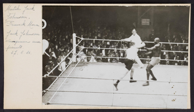 Schwarz-weiß-Foto von zwei Boxern im Ring mit der Beschriftung "Jack Johnson vs Frank Morgan" und Zuschauern im Hintergrund.