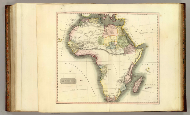 Offenes Buch mit detaillierter Karte von Afrika mit Landes- und Regionalgrenzen sowie begleitendem Text.