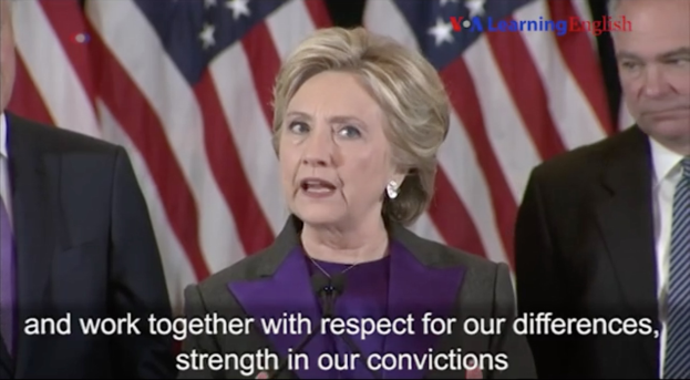 Hillary Clinton spricht an einem Rednerpult mit einem amerikanischen Flaggenhintergrund, flankiert von zwei Männern in Anzügen, unter dem Text "Hillary Clintons Rede im Weißen Haus."