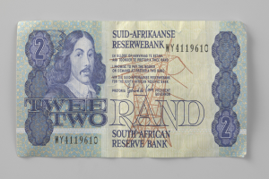 Südafrikanischer Zweirand-Banknote mit einem Porträt eines Mannes in einem blauen Hemd mit ernstem Gesichtsausdruck sowie gedrucktem Text und Zahlen.