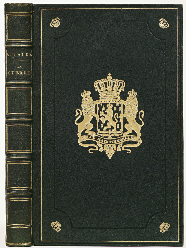 Schwarzes Gesetzbuch mit goldenem Krone auf weißem Cover, Text und Logo sichtbar.