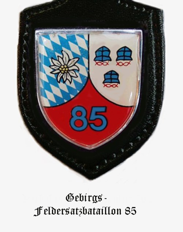 Ein Abzeichen mit der Nummer 85, das das bayerische Fußballteam repräsentiert, mit deutschem Text unten.