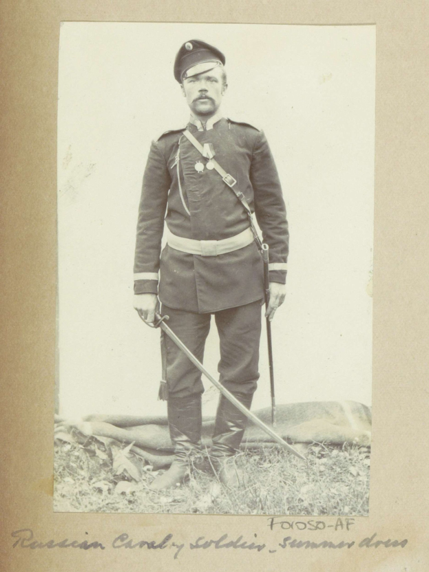 Schwarz-weißes Foto eines Mannes in Militäruniform, der einen Stock hält, mit Text unten: "Russischer Bonbon-Soldat, Sommerkleidung."