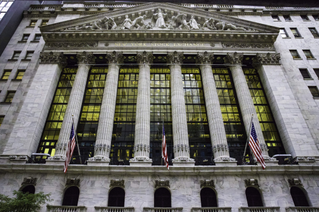 New York Stock Exchange Building mit Glasfenstern, Säulen und Skulpturen, das einen Baum und ein Geländer an der Basis zeigt.