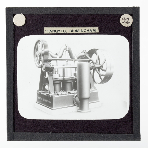 Schwarzes und weißes Foto einer Dampfmaschine mit Text darauf vor einem weißen Hintergrund.