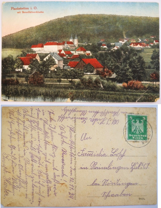 Alte Postkarte mit einem kleinen Dorf mit Häusern, Bäumen, Wasser, Hügeln und Himmel, begleitet von einem Umschlag mit Text und einer Briefmarke unten.