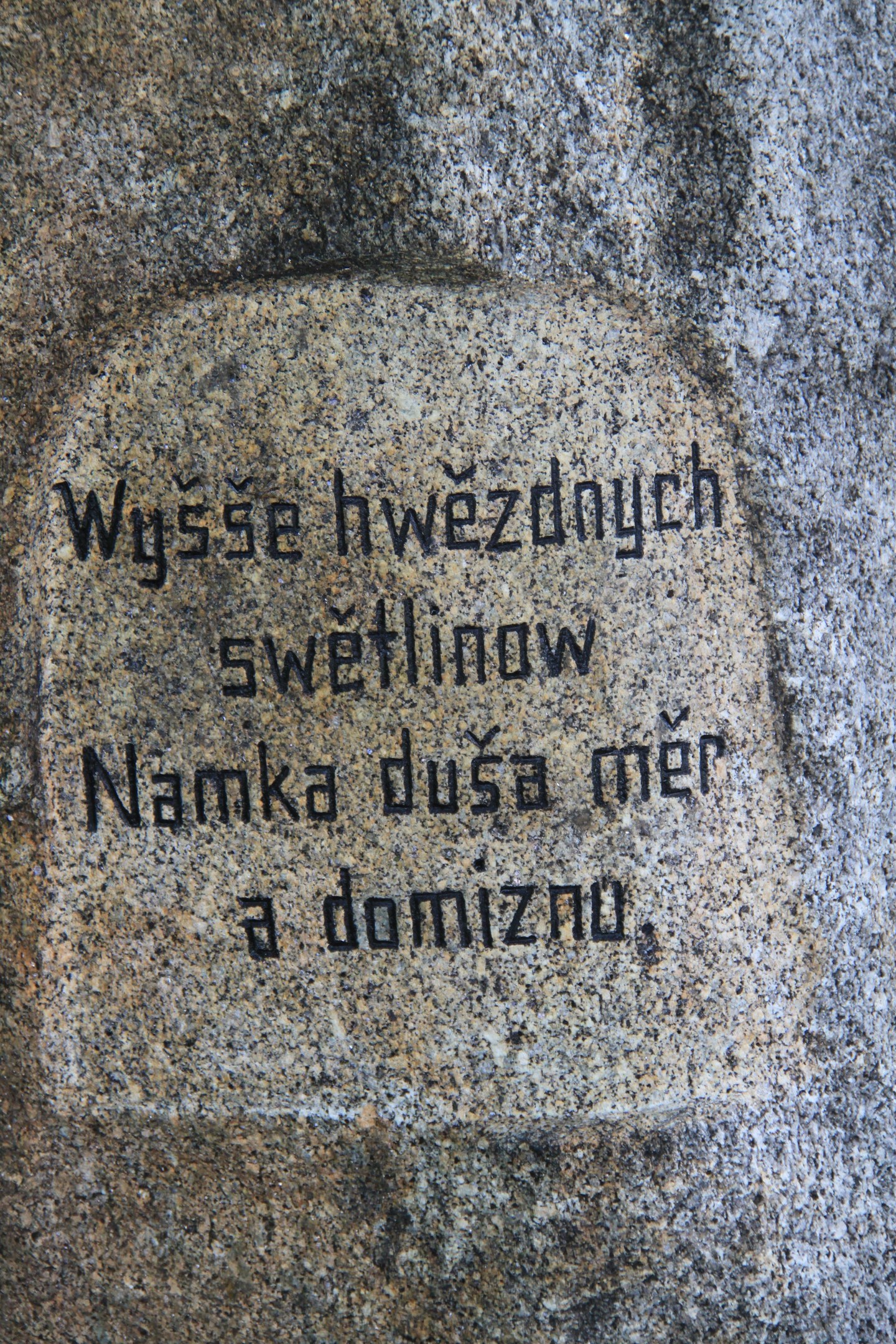 Ein Stein mit einer eingravierten Inschrift in lesbarer Schrift auf seiner Oberfläche.