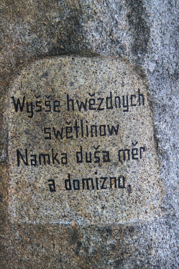 Ein Stein mit einer eingravierten Inschrift in lesbarer Schrift auf seiner Oberfläche.