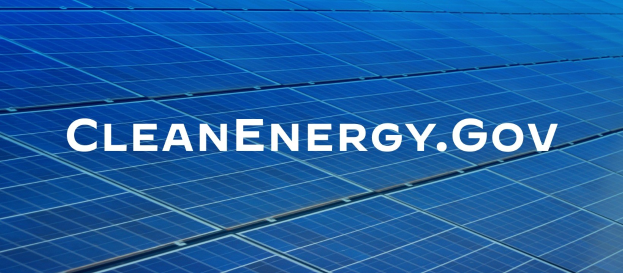 Ein blaues Solarpanel-Grid mit dem weißen Text "Clean Energy Gov" in der Mitte, Teil eines sauberen Energieprogramms.