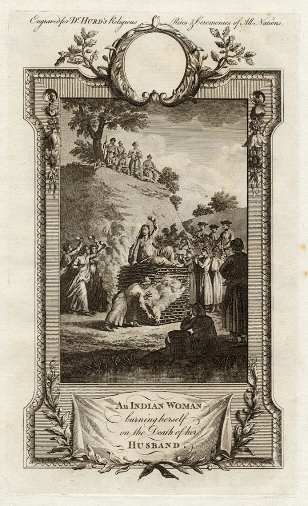 Indische Frau bei der Selbstverbrennung umgeben von Zuschauern, Bäumen und Himmel mit lesbarem Text auf Papier.