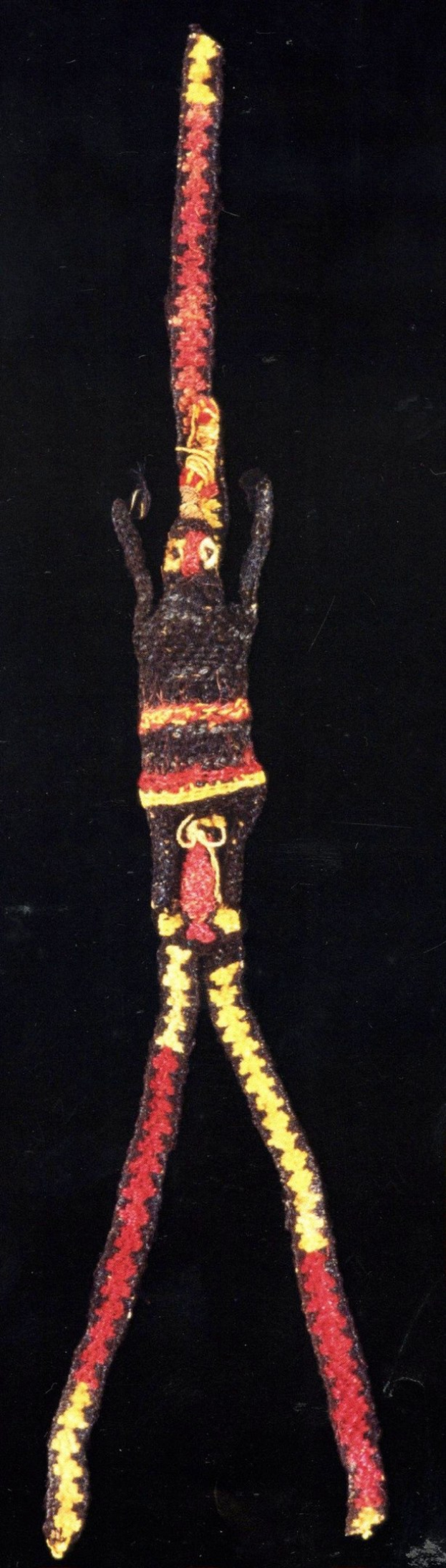 Nahaufnahme eines roten und gelben geflochtenen Seils auf schwarzem Hintergrund, Teil der Uniform der Royal Canadian Mounted Police.