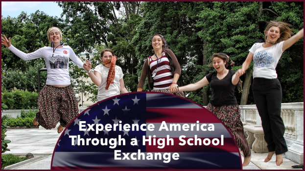 Gruppe von Frauen, die draußen lachen und springen, umgeben von Grün, unter einem klaren blauen Himmel, mit Text unten: "Erlebe Amerika durch einen High School Austausch."