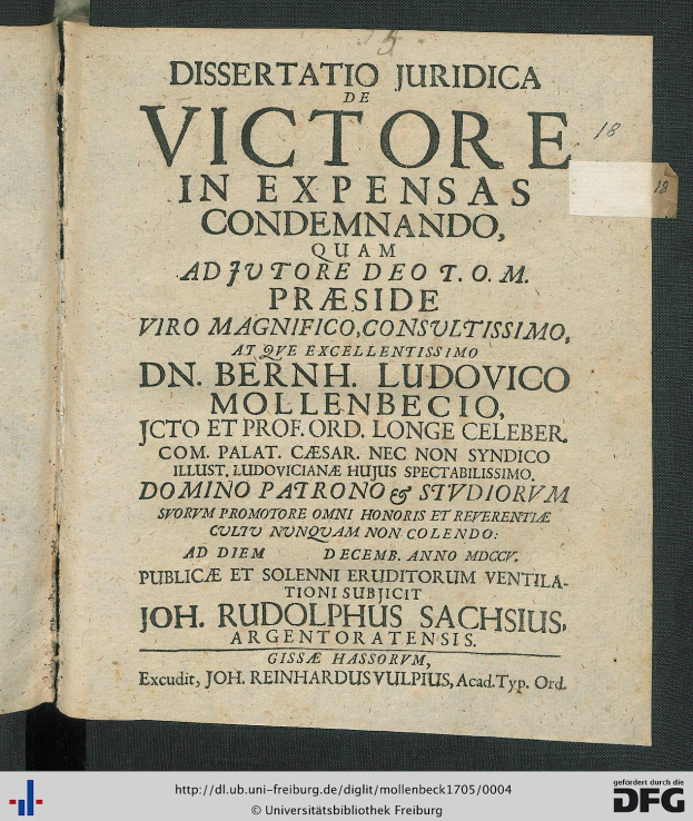 Offenes Buch mit dem Titel "Dissertation Juridica de Victore in Expensas Condemando" auf dem Cover, das eine Seite mit juristischen Dokumenten zeigt.