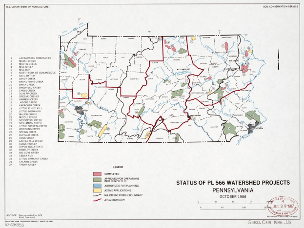 Ein Plakat, das eine farbcodierte Karte von Pennsylvania zeigt, die den Status der PL 566-Wasserwirtschaftsprojekte mit begleitendem erklärendem Text hervorhebt.