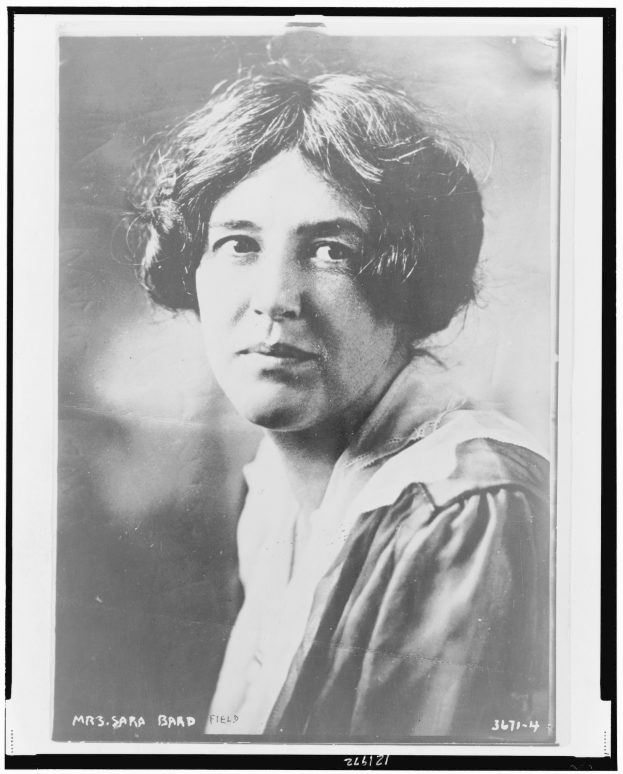 Schwarz-weiß-Porträt einer Frau mit ernstem Gesichtsausdruck, beschriftet mit 'Sara Brad Field' unten.