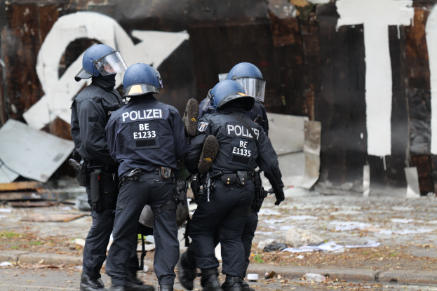 Polizei zerschlägt zwei internationale Betrugsringe und beschlagnahmt gefälschte 'Delhi Police'-Uniformen bei Razzia in KL