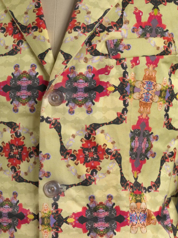 Eine Schaufensterpuppe trägt einen 1960er gelb-roten Blumenmuster Blazer mit zwei Knöpfen aus leichtem Stoff.