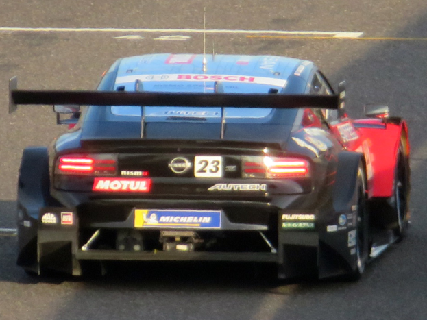 Audi R8 LMS GT3 Rennwagen auf einer Rennstrecke, seitlich mit sichtbarem Sportwagen-Körper und Rad.