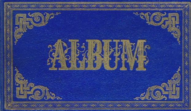 Albumcover des Beatles-Albums 'Blue Album' mit einem tiefblauen Hintergrund und goldener Schrift, die 'album' lautet.