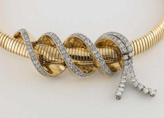 Ein verdrehter 18k gelber Goldschmuck mit funkelnden Diamanten auf einem weißen Hintergrund.