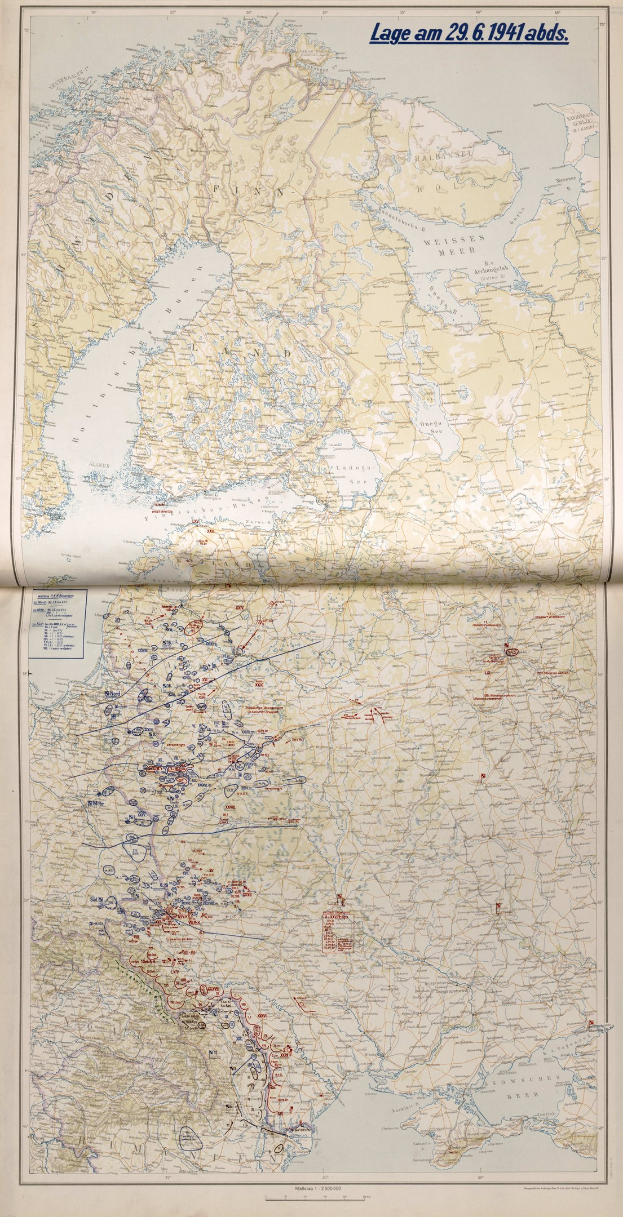 Ein altes Buch mit einer detaillierten Karte von Europa auf dem Cover, die geografische Merkmale wie Flüsse, Berge und Städte zeigt und von Text beschriftet ist.