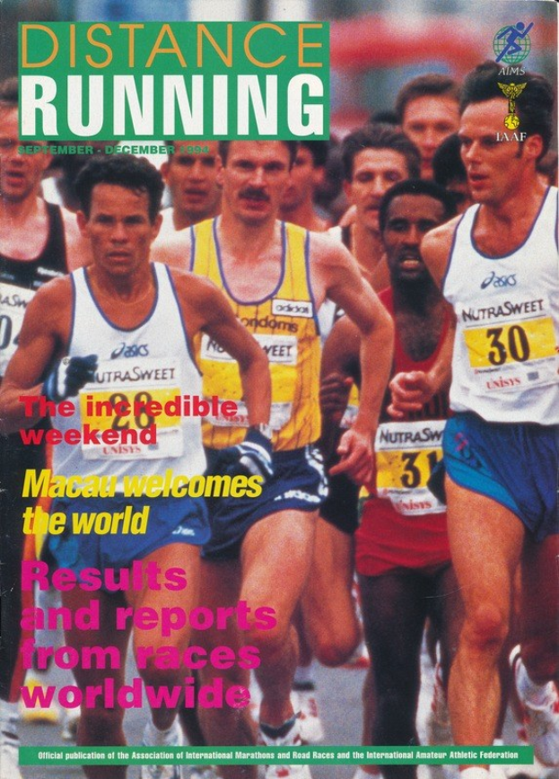 Ein Magazin-Cover mit der Überschrift 'Ausdauersport' zeigt eine Gruppe von Läufern bei einem Marathon, mit bunten Laufschuhen und legerer Sportbekleidung vor einem hellblauen Himmel mit weißen Wolken.