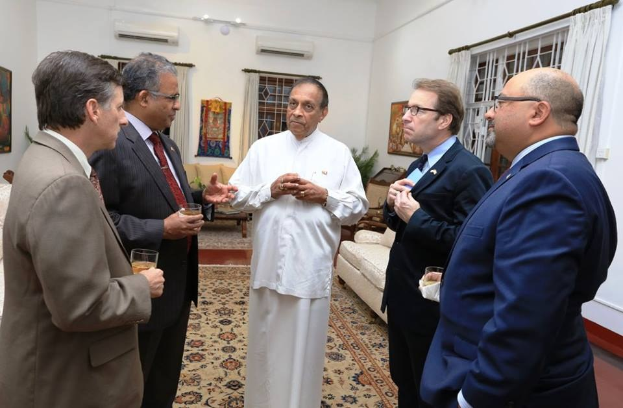 Gruppe von Männern in einem möblierten Raum während eines Treffens zwischen dem Premierminister und dem Präsidenten von Pakistan.