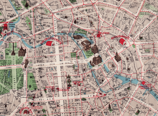 Ein detaillierter alter Stadtplan von Berlin, Deutschland, der Straßen, Parks, Gebäude, Bäume und Sehenswürdigkeiten mit begleitendem Text zeigt.