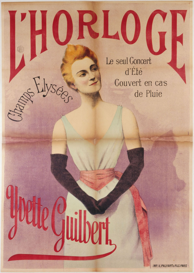 Ein Konzertplakat, das eine Frau in einem weißen Kleid zeigt, die ein Mikrofon hält, mit einem hellgelben Hintergrund und Text, der das Ereignis beschreibt.