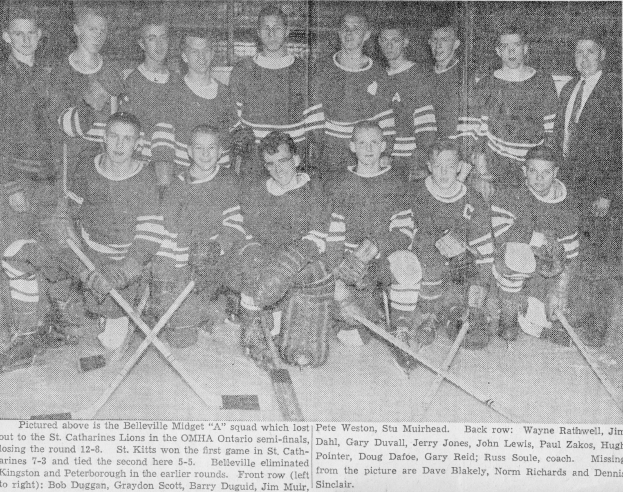 Schwarzes und weißes Foto einer Hockey-Mannschaft, einige stehen und einige sitzen, alle halten Hockey-Schläger, mit Text unten.