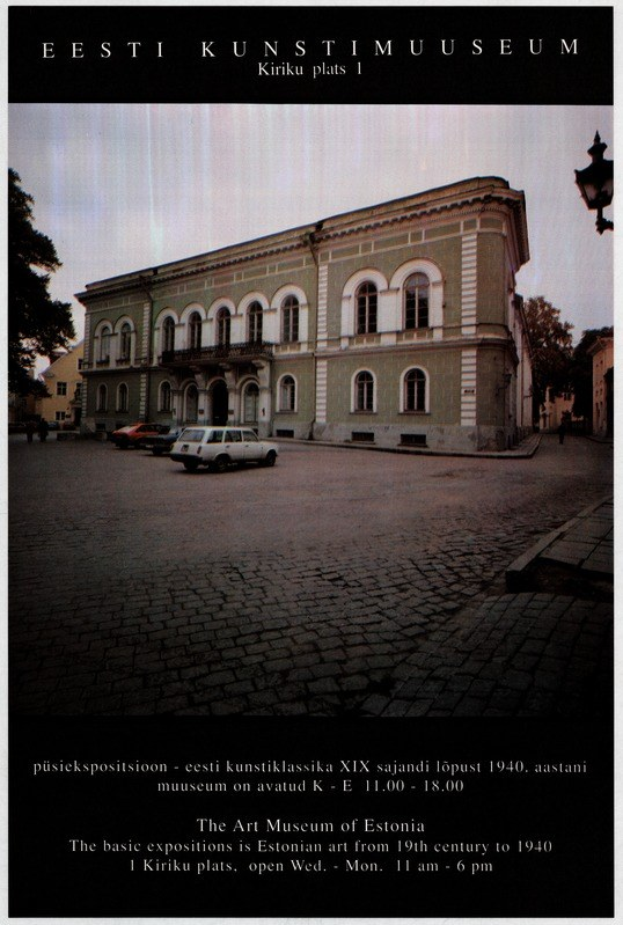Ein Plakat des Eesti Kunstimuseums in Estland, das ein Gebäude mit Fenstern, Fahrzeuge am Boden, Bäume und einen Himmel im Hintergrund zeigt, mit Text unten.