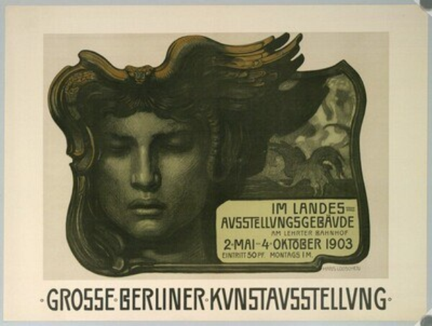 Ein Plakat mit einer Frau mit friedlichem Gesichtsausdruck, geschlossenen Augen und einem weißen Kleid mit blauer Stola, umgeben von dem Text "Grosse Berliner KVNSTAVSSTELLVING".