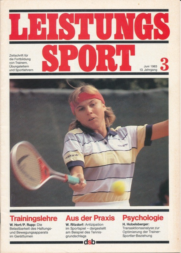 Ein Magazin mit dem Titel "Leistungs Sport 3" zeigt eine Frau auf dem Cover, die einen Tennisracket hält und einen Tennisball vor sich hat.
