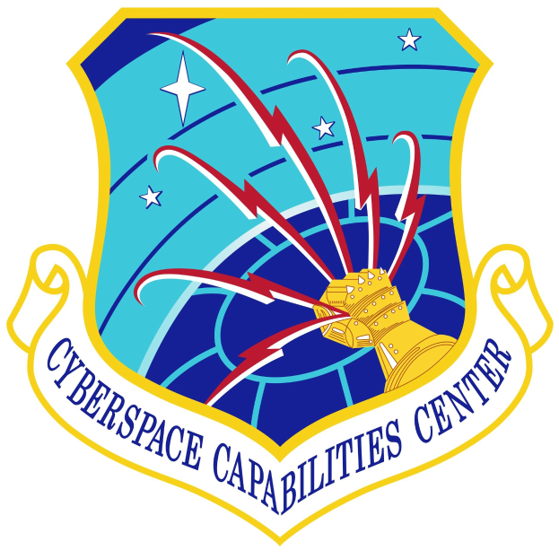Blauer Schild mit einer weißen Rakete in einem gelben und roten Farbschema, umgeben von einem weißen Kreis mit blauer Schrift, die "Cyberspace CAPabilities Center" liest, vor einem weißen Hintergrund.