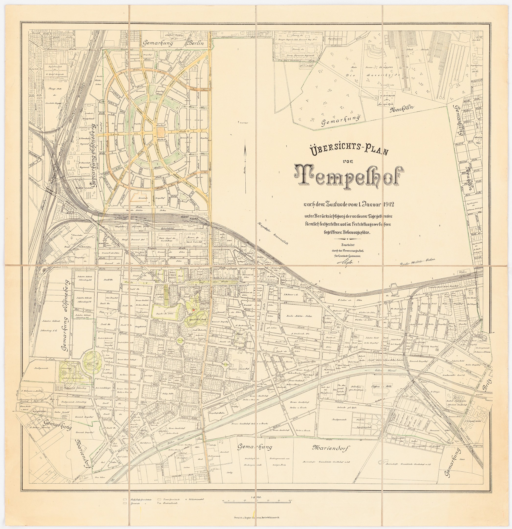 Ein detailliertes altes Stadtplan von Tempelhof, Deutschland, das Straßen, Gebäude, Sehenswürdigkeiten und Text mit Informationen über die Bevölkerung und bemerkenswerte Orte zeigt.
