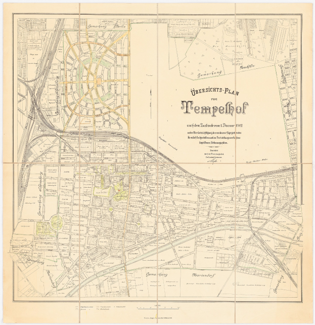 Ein detailliertes altes Stadtplan von Tempelhof, Deutschland, das Straßen, Gebäude, Sehenswürdigkeiten und Text mit Informationen über die Bevölkerung und bemerkenswerte Orte zeigt.