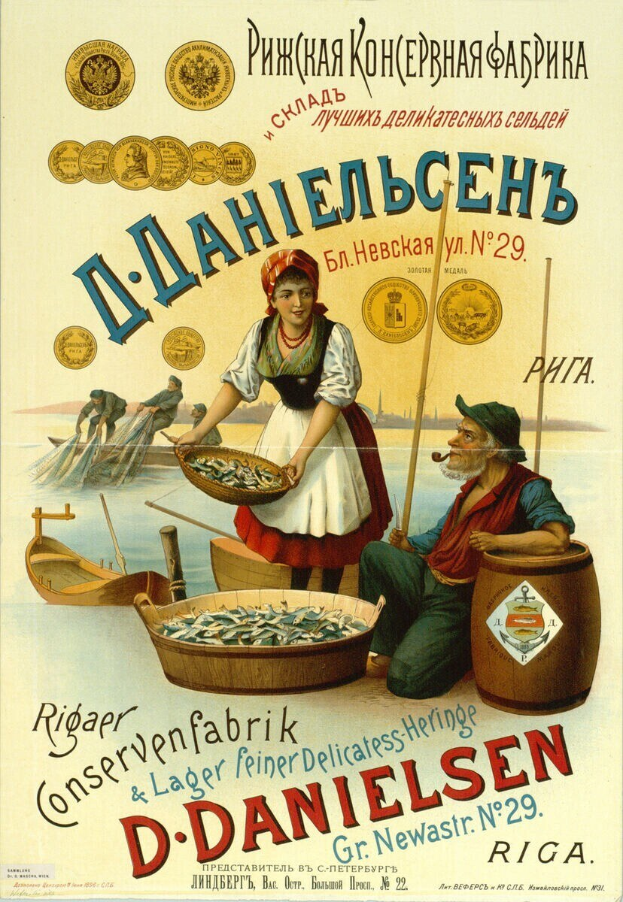 Plakat, das einen Fischmarkt in Russland ankündigt, mit einer Frau, die einen Korb mit Fisch hält, einem sitzenden Mann, Menschen in Booten im Hintergrund und Text mit Münzen.