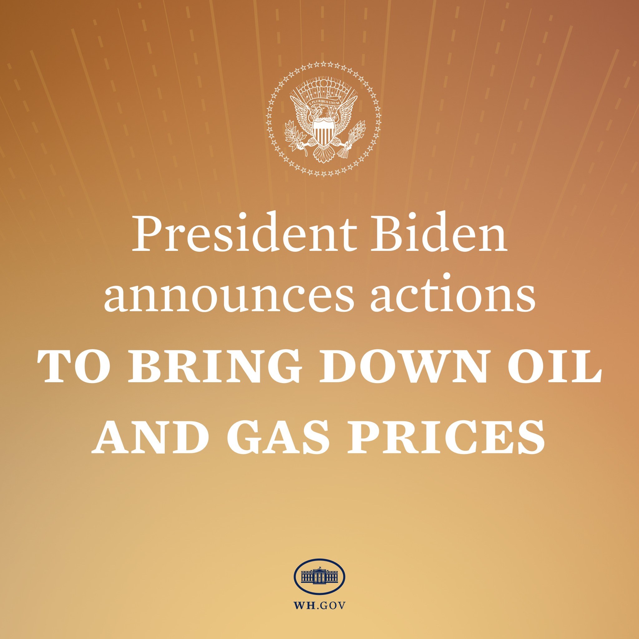 Präsident Biden an einem Rednerpult mit einem Plakat, das Text und ein Logo anzeigt und Maßnahmen zur Verringerung von Öl- und Gaspreisen ankündigt.