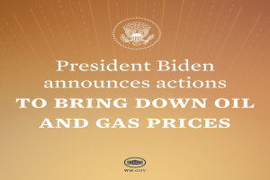 Präsident Biden an einem Rednerpult mit einem Plakat, das Text und ein Logo anzeigt und Maßnahmen zur Verringerung von Öl- und Gaspreisen ankündigt.