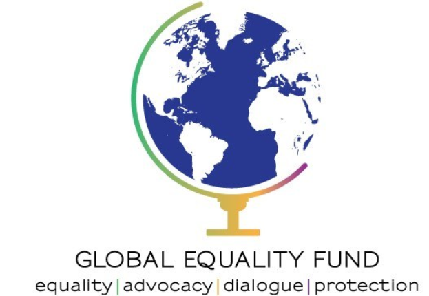 Logo des Global Equality Fund mit einer Weltkugel und dem Text "Global Equality Fund" in fetter, weißer Sans-Serif-Schrift auf blauem Hintergrund, umgeben von einem weißen Ring mit einer hellblauen Umrandung.
