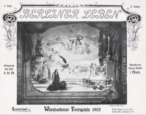 Schwarzes und weißes Foto einer Bühne von den Wiesbadener Festspielen 1902 mit Darstellern in traditioneller deutscher Tracht und einem applaudierenden Publikum im Hintergrund.