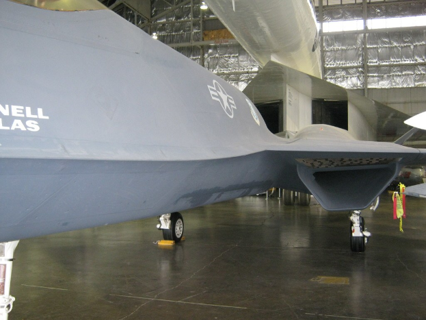 Ein großes Passagierflugzeug im Flug.