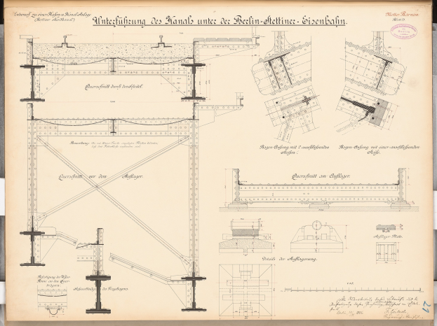 Ein detaillierter architektonischer Entwurf der Berlin-Sienbahnbrücke, der strukturelle Pläne und Anmerkungen auf Papier zeigt.