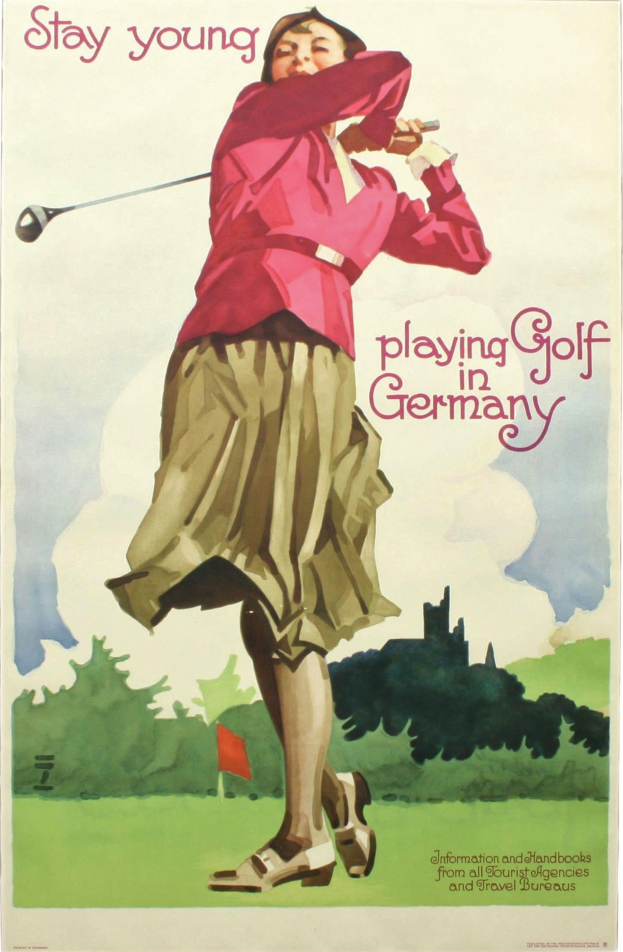 Eine Frau hält einen Golfschläger auf einem Golfplatz in Deutschland, mit einer Fahne und Bäumen im Hintergrund, und Text auf dem Plakat.
