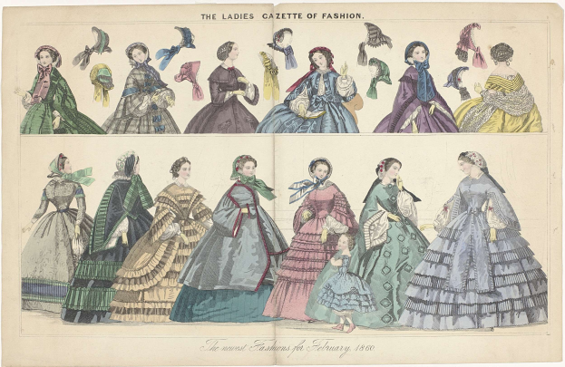 Eine alte Modezeitschrift namens "The Ladies Gazette of Fashion" mit Illustrationen von Frauen in bunten, verschiedenen Kleidern und kunstvoll gestalteten Hüten in gedämpften Blautönen, Grüntönen und Gelbtönen.