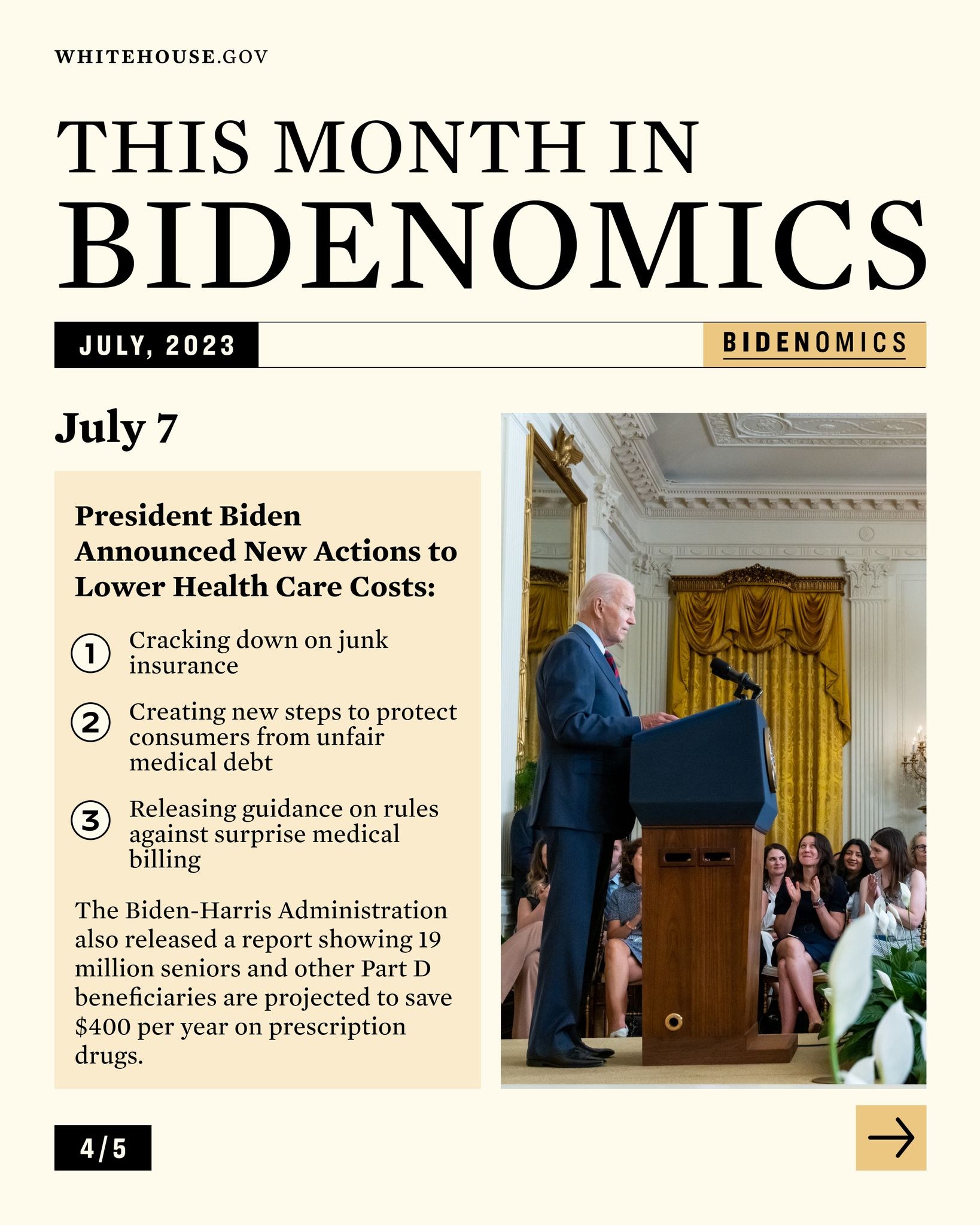 Präsident Biden steht hinter einem Rednerpult mit einem Mikrofon und spricht vor einem sitzenden Publikum in einem Raum mit Vorhängen und einer Wand im Hintergrund; der Text "Dieser Monat in Bidenomics Juli 2023" erscheint auf dem Bild.