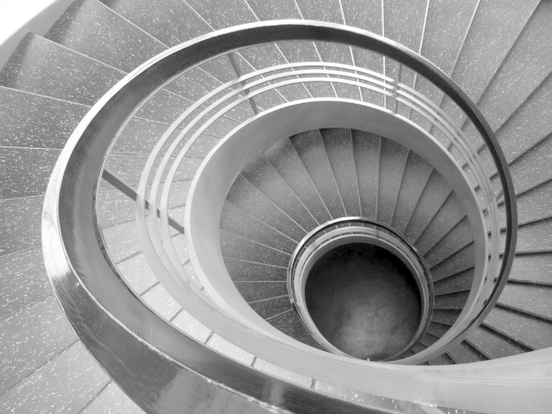 Treppe mit einem Geländer.