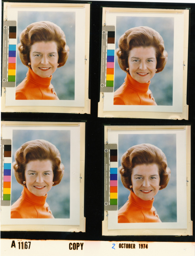 Vier Fotos einer Frau in einem orangefarbenen Kleid mit verschiedenen Farbpaletten, die einen warmen Ausdruck und einen klassischen Bob-Haarschnitt zeigen.