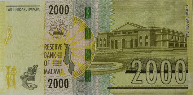 Eine 2000 Kwacha-Banknote der Zentralbank von Malawi mit einem Gebäude auf der Vorderseite und Text und Zahlen auf der Rückseite.